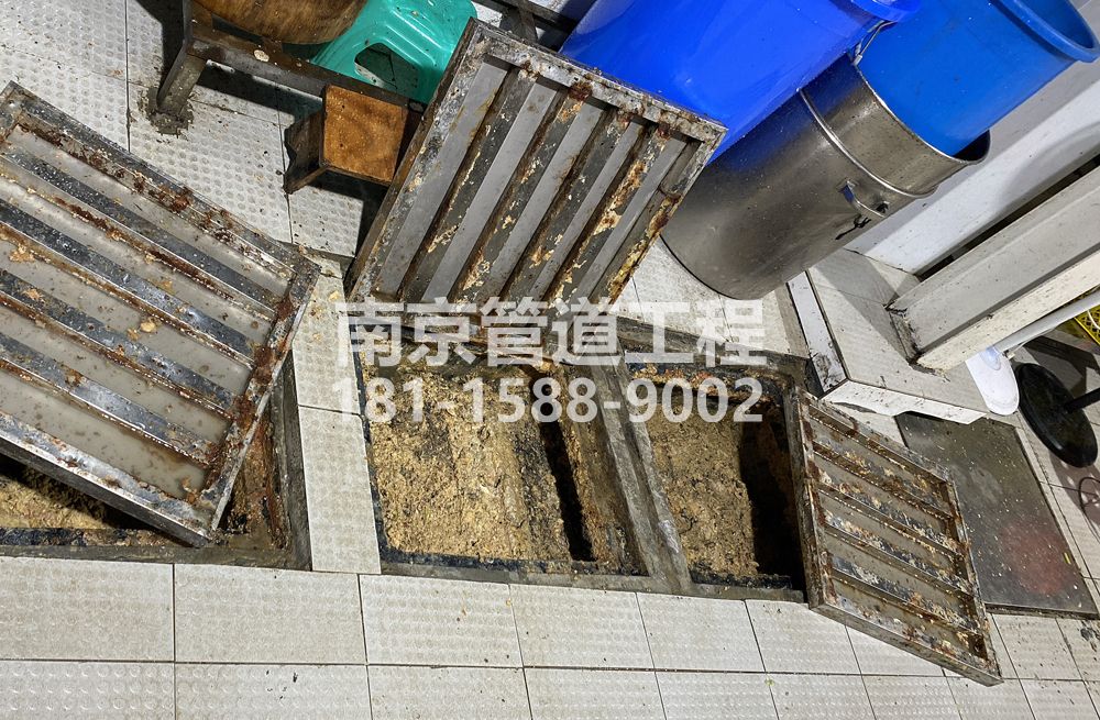 278紫金小营城管中队食堂隔油池清理